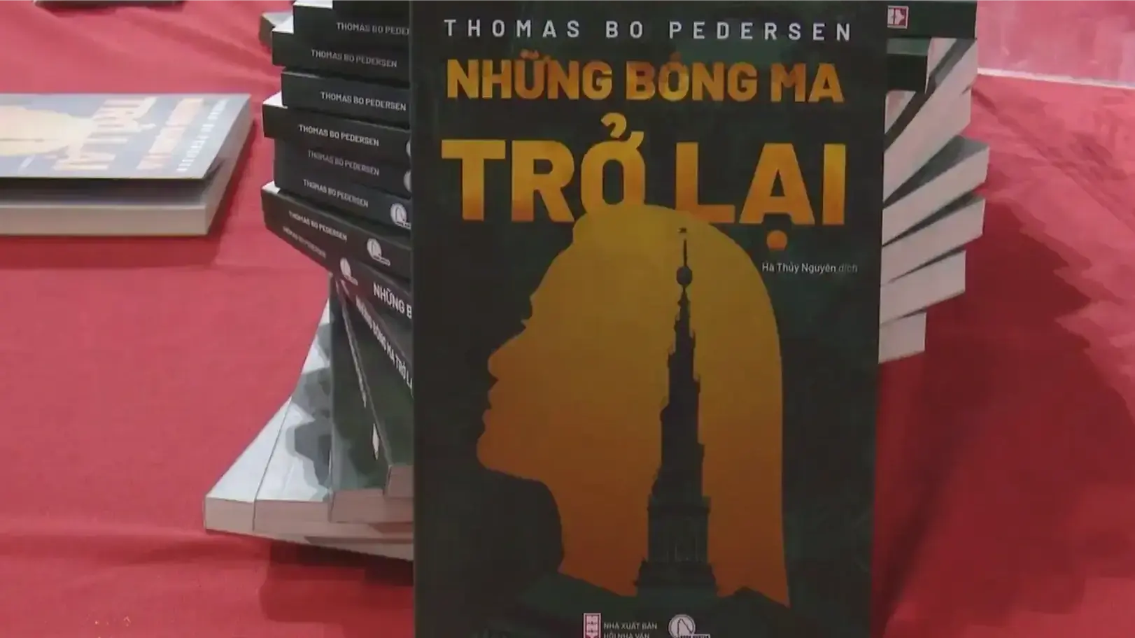 Ra mắt tiểu thuyết trinh thám 'Những bóng ma trở lại'